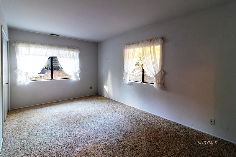 25020 Rim Rock Road Idyllwild, CA 92549 - Photo 18 of 34 an empty room with windows