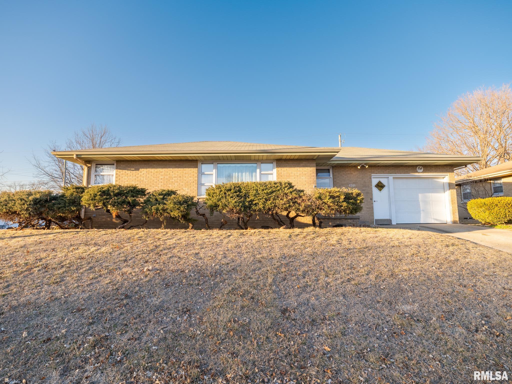 1301 Sheridan Road Pekin, IL 61554 - Photo 5 of 38
