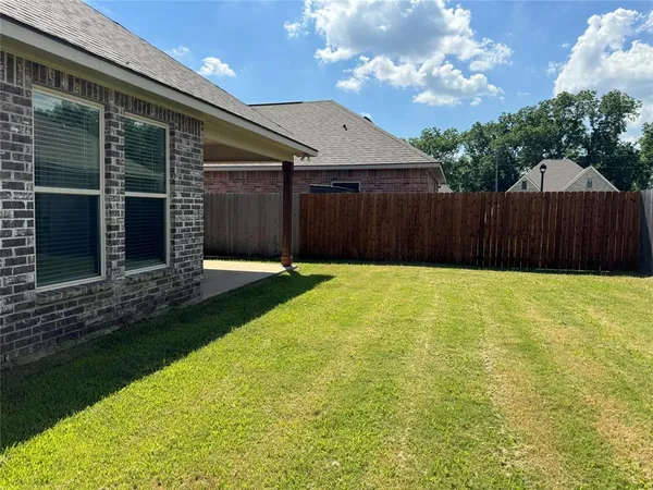 $2,300 | 902 Hackberry Drive, Bossier City, LA 71111