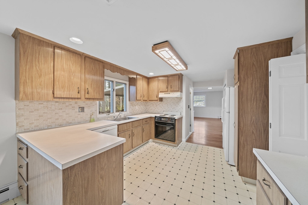 7 Surrey Lane Canton, MA 02021 - Photo 5 of 33