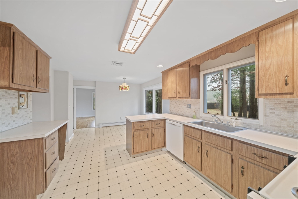 7 Surrey Lane Canton, MA 02021 - Photo 7 of 33