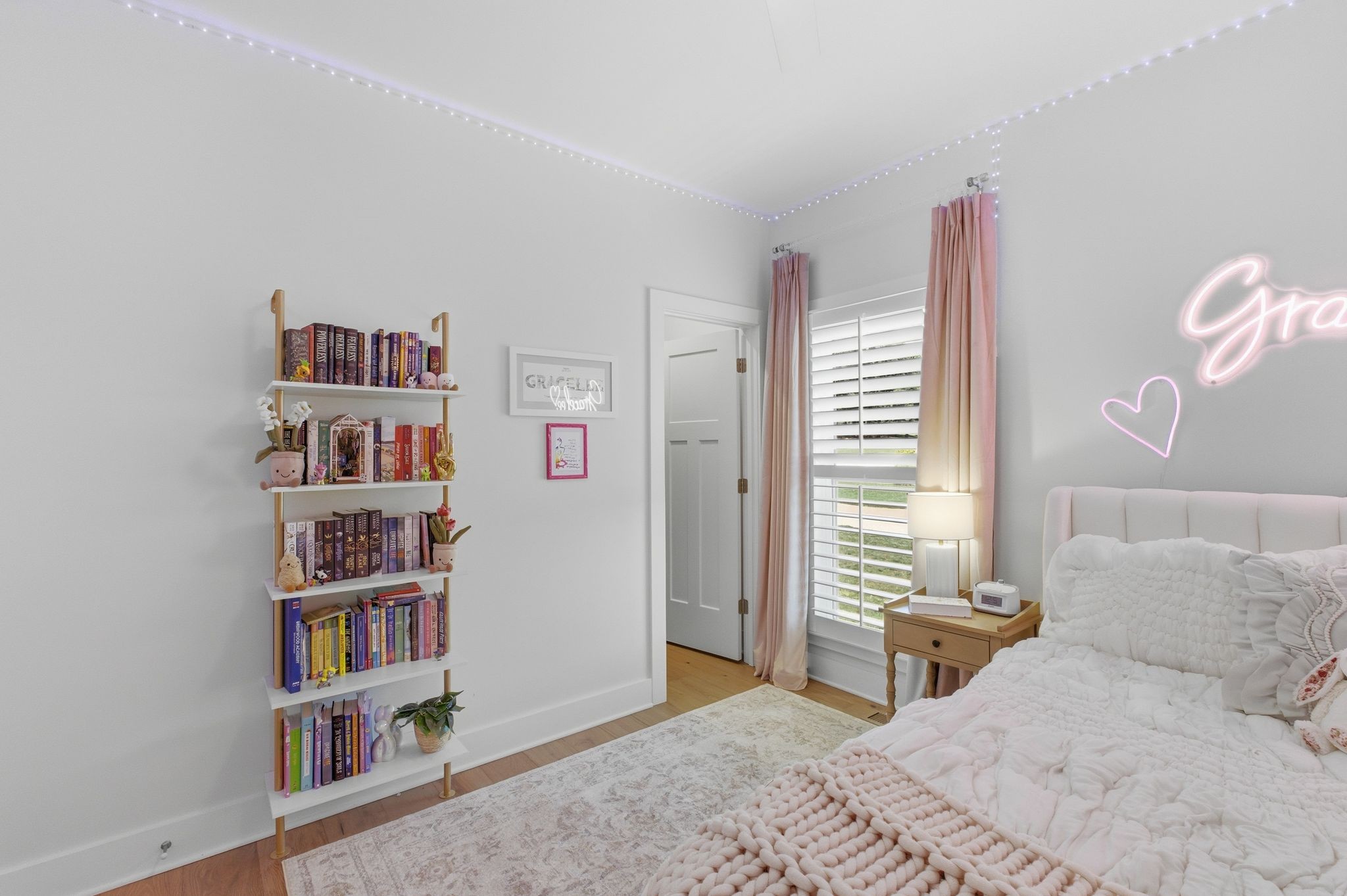 17845 Highway 76 East Springfield, TN 37172 - Photo 9 of 55 a bedroom with furniture and a book shelf