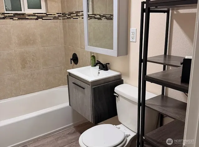 $2,600 | 1428 Kirkland Avenue Northeast, Renton, WA 98056