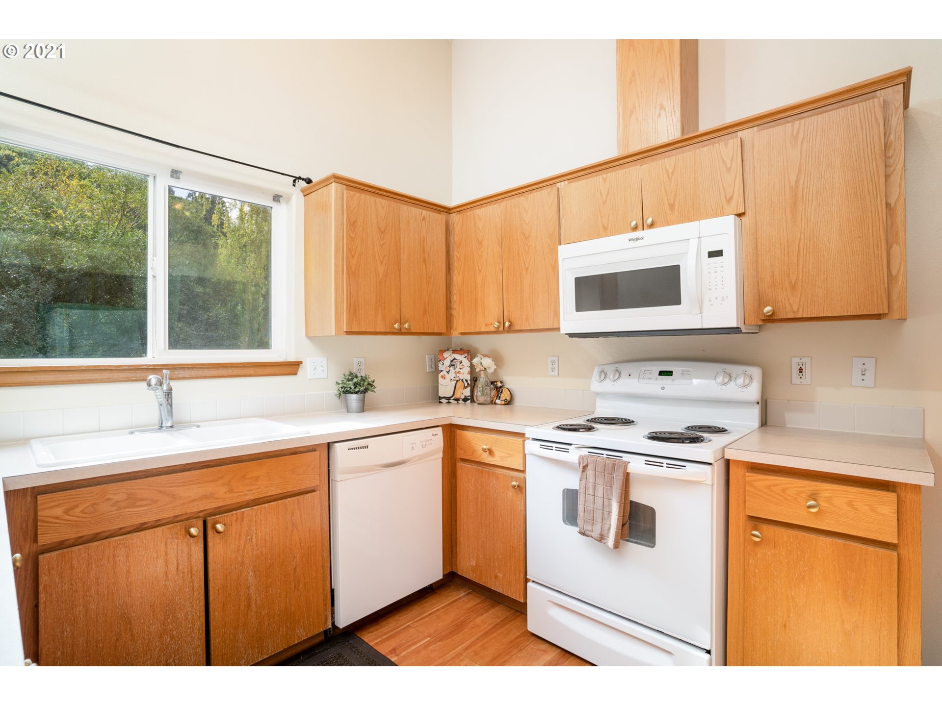1136 Southwest Ivory Loop, Unit 19 Gresham, OR 97080 - Photo 8 of 24 a kitchen with a sink stove and microwave
