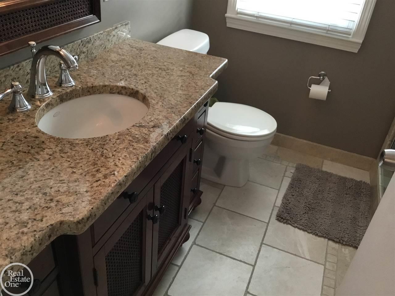 951 North Oxford Road Grosse Pointe Woods, MI 48236 - Photo 17 of 32