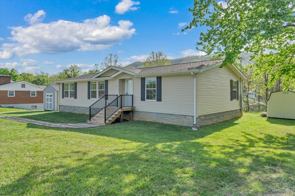 3767 Bandy Road Roanoke, VA 24014 - Photo 3 of 44 51-MIB02799