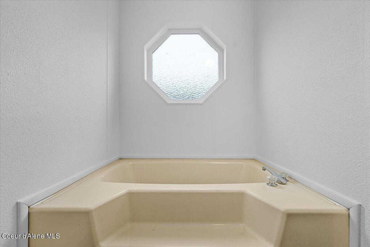 10600 North Benoit Street Hayden, ID 83835 - Photo 22 of 35 22-Primary bathroom