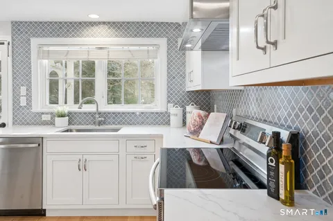 $1,348,000 | 1091 Round Hill Road, Fairfield, CT 06824