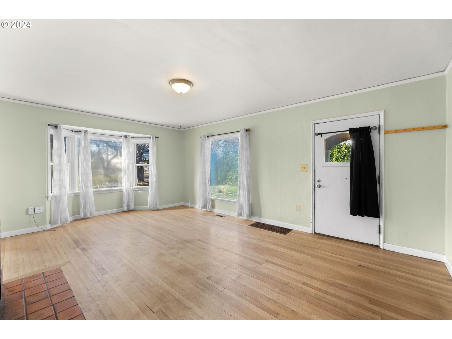 1304 Northeast Gertz Road Portland, OR 97211 - Photo 8 of 37 Gallery Image 8