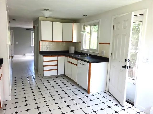 $2,200 | 3 Southmayd Street, Unit A, Newport, RI 02840