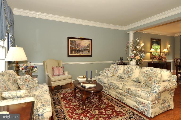 115 Fox Trail Terrace Gaithersburg, MD 20878 - Photo 20 of 22 a living room with furniture and a lamp