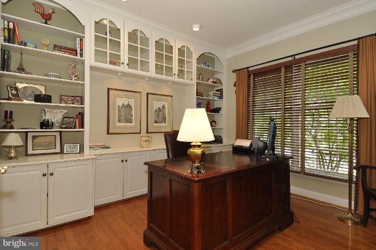 115 Fox Trail Terrace Gaithersburg, MD 20878 - Photo 5 of 22 a kitchen with a sink and cabinets