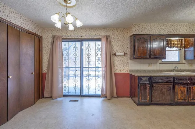 $225,000 | 706 South 9th Street, Edwardsville, KS 66111