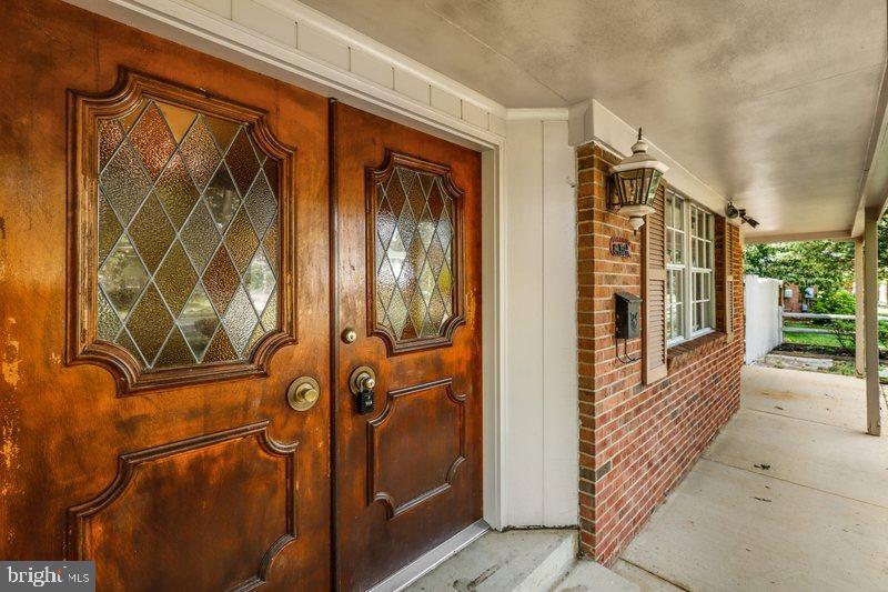 6308 Wayles Street Springfield, VA 22150 - Photo 4 of 36