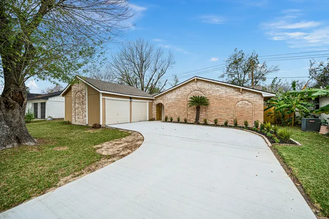 $1,950 | 12050 Sela Lane, Houston, TX 77072