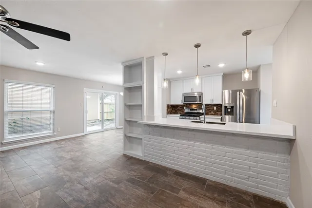 $1,950 | 12050 Sela Lane, Houston, TX 77072