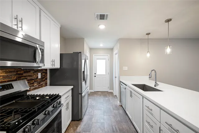 $1,950 | 12050 Sela Lane, Houston, TX 77072