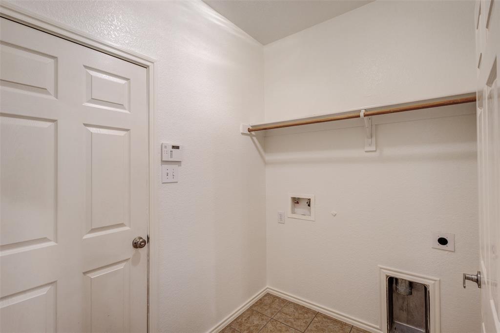 7048 Summit Parc Drive Dallas, TX 75249 - Photo 18 of 20 a view of small space