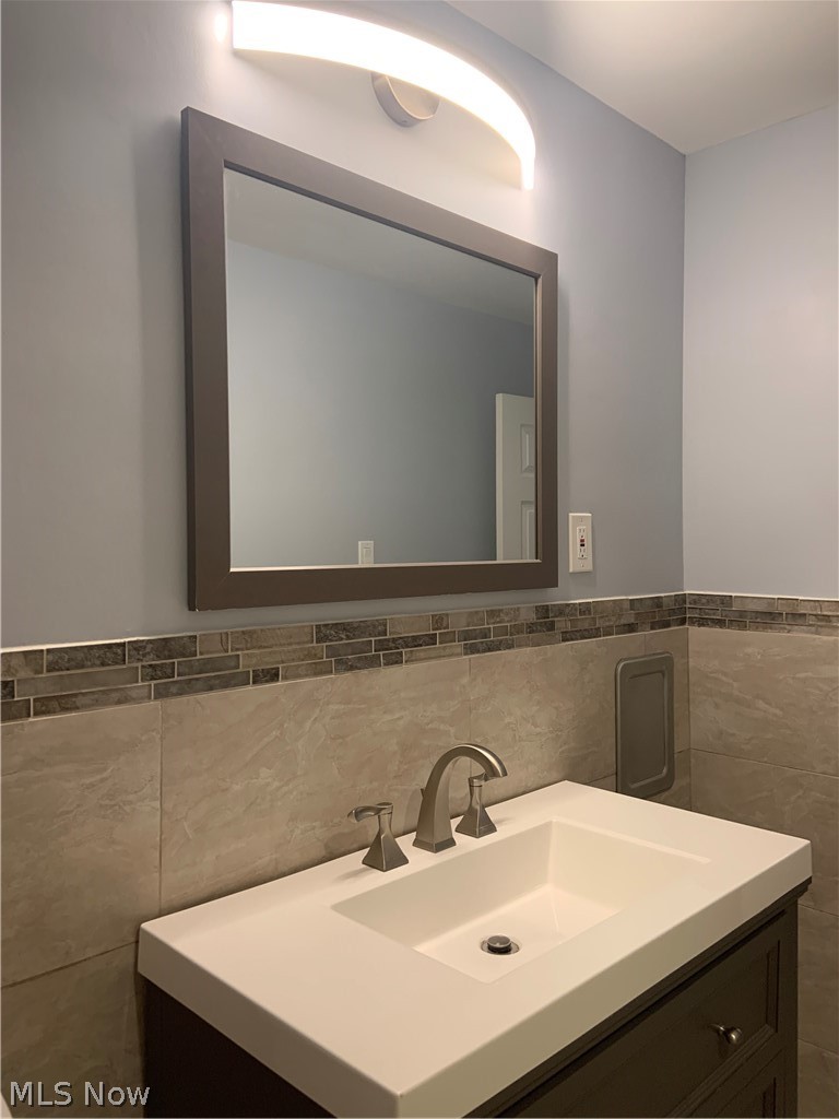 1927 Wrenford Road Cleveland, OH 44121 - Photo 17 of 32