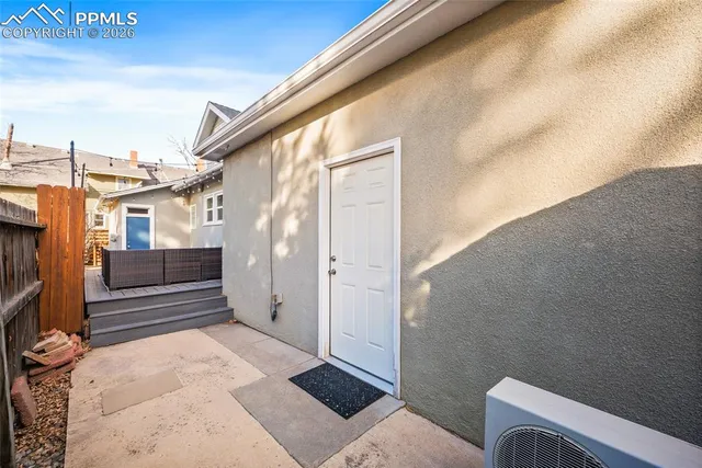 a picture of a black and white photo