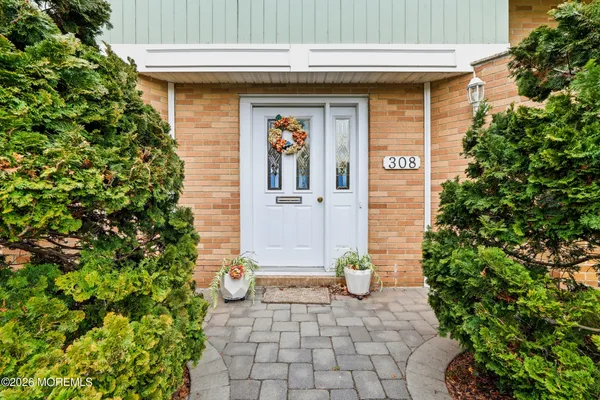 a view of entryway with a front door