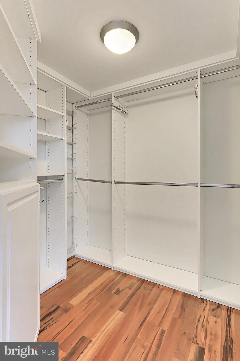 11800 Sunset Hills Road, Unit 513 Reston, VA 20190 - Photo 29 of 43 Secondary bedroom walk in closet