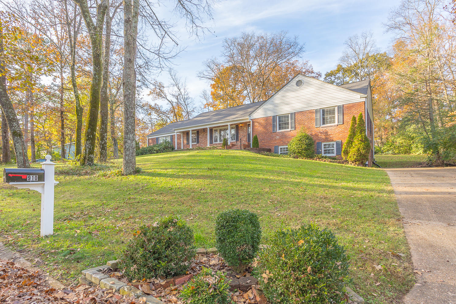 910 Crown Point Road East Signal Mountain, TN 37377 - Photo 2 of 63 910 Crown Point-3