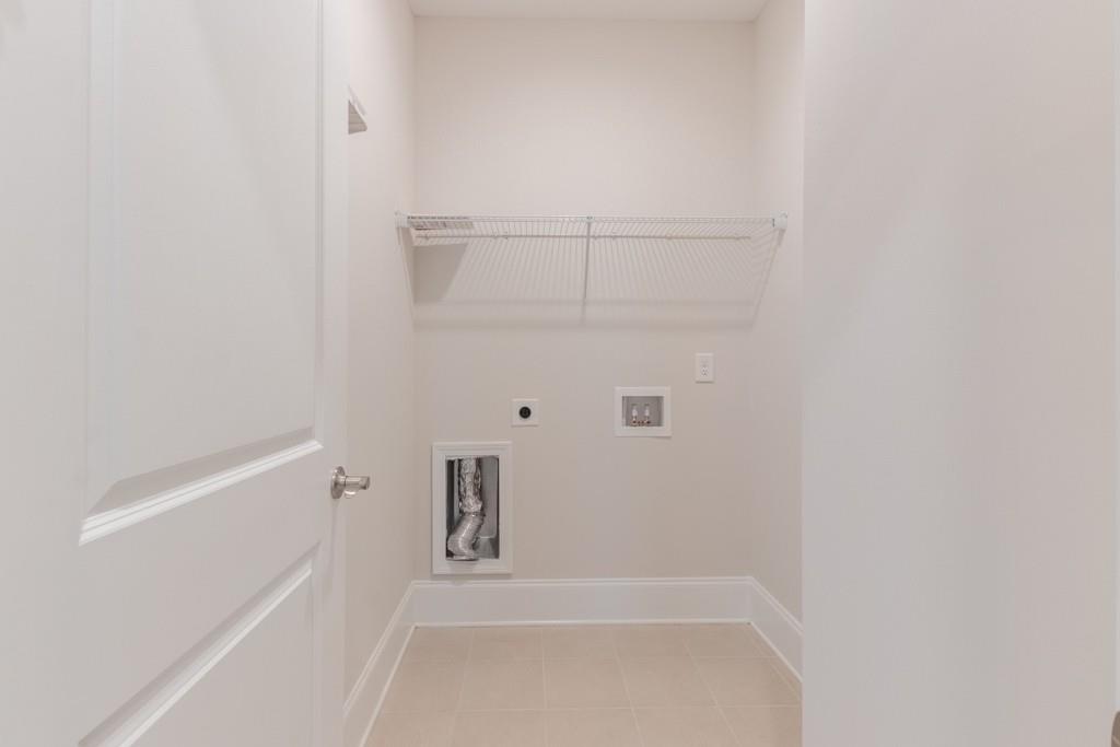 601 Cork Street Woodstock, GA 30188 - Photo 21 of 52 a bathroom with a bathtub