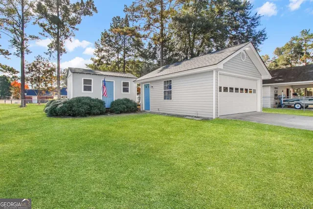 a view of a house with a yard