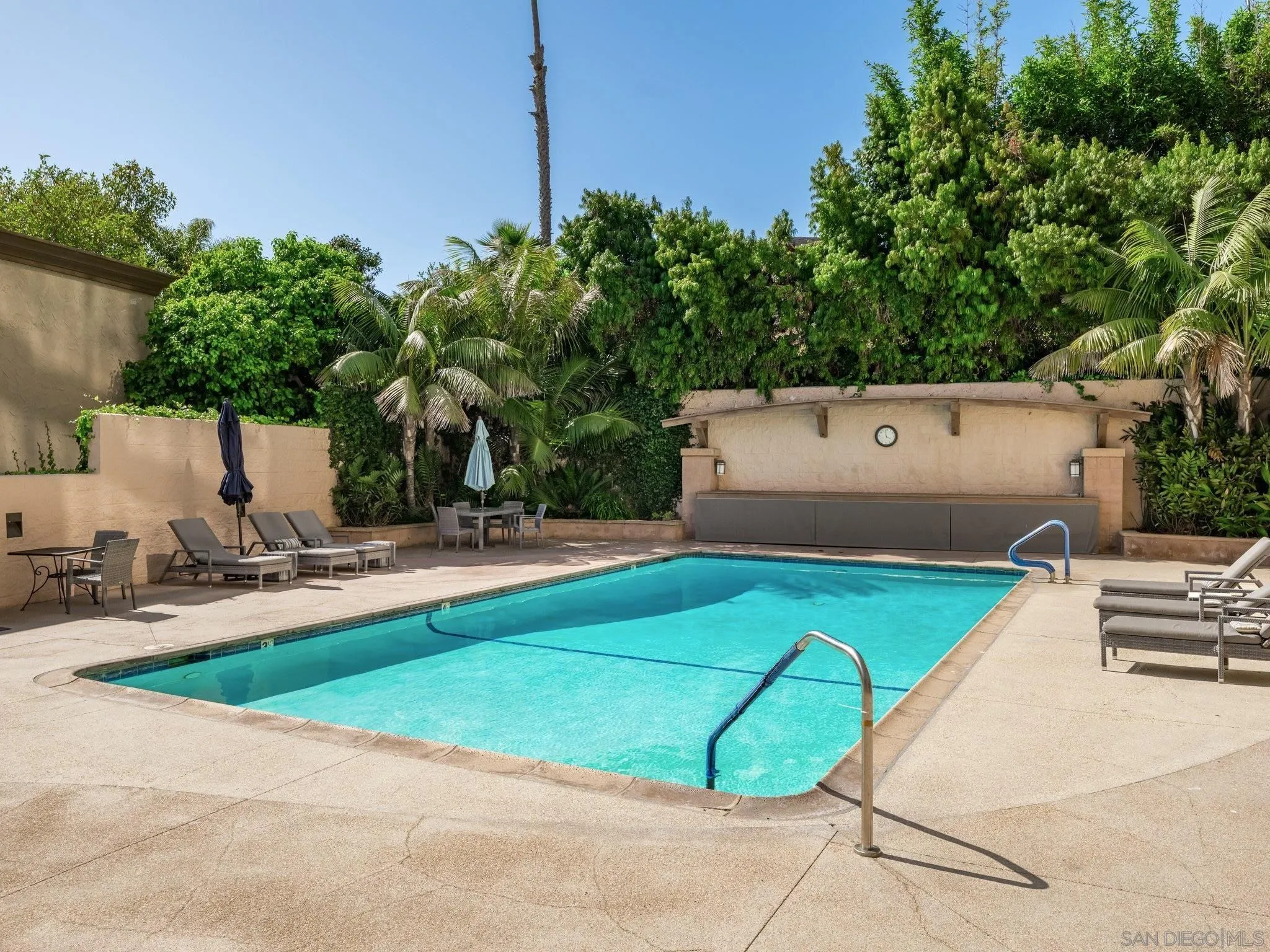 2500 Torrey Pines Road, Unit 1001 La Jolla, CA 92037 - Photo 28 of 30 a view of backyard with swimming pool and seating space