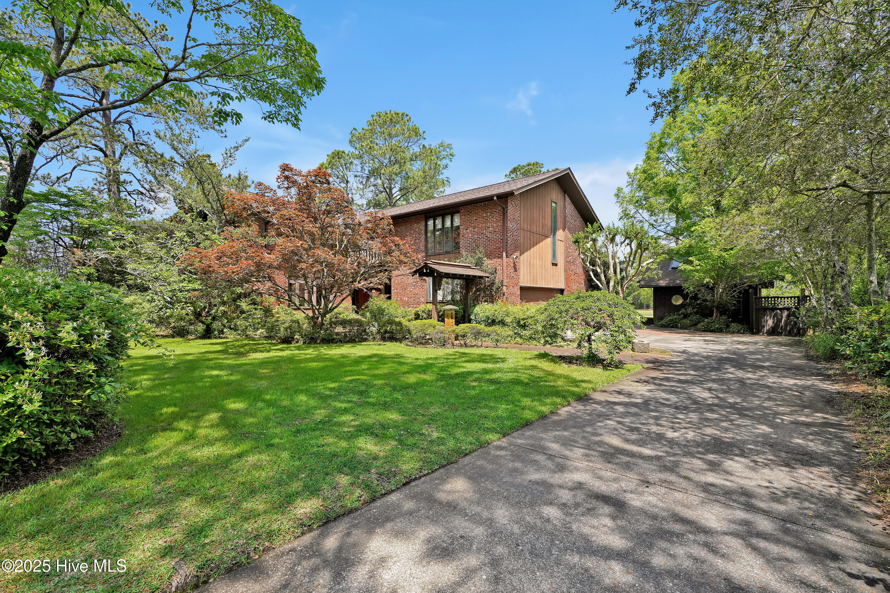 906RobertELeeDrive-2