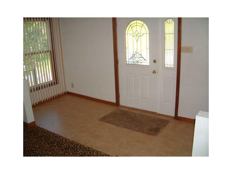 32 Blythe Road Charleroi, PA 15022 - Photo 4 of 18 Entry/Foyer.