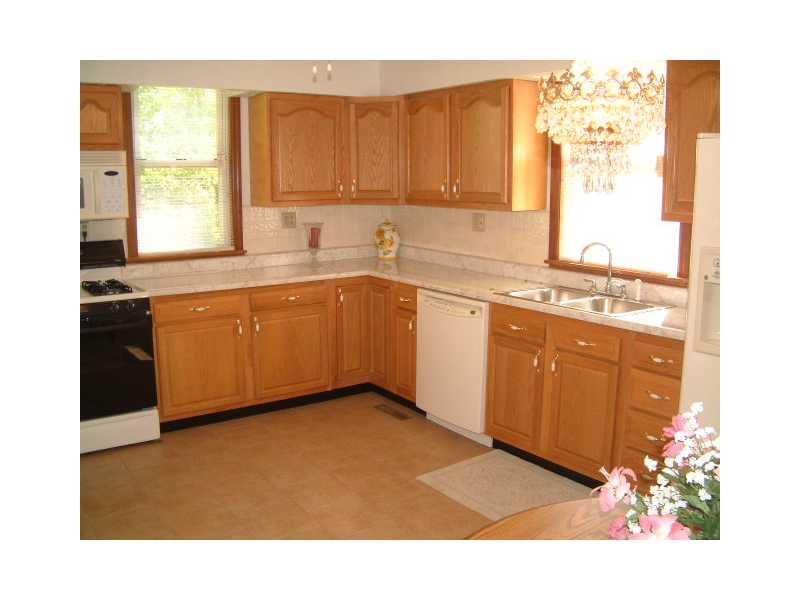 32 Blythe Road Charleroi, PA 15022 - Photo 7 of 18 Kitchen.