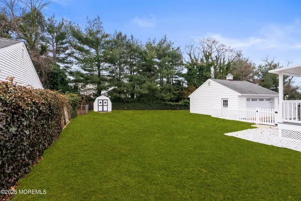 a view of a house with backyard and garden