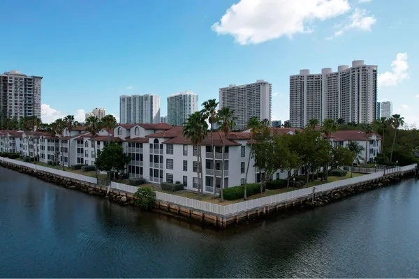 $2,595 | 17900 Northeast 31st Court, Unit 4322, Aventura, FL 33160