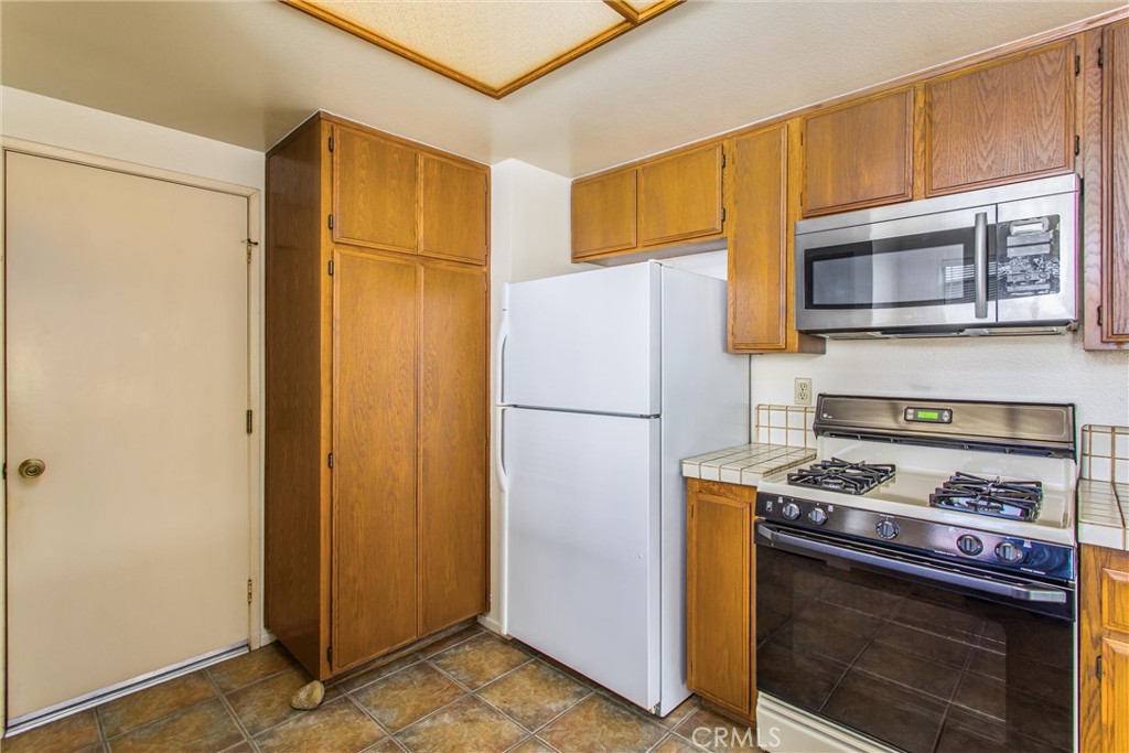 940 Ardmore Circle Redlands, CA 92374 - Photo 20 of 41 a kitchen with stainless steel appliances granite countertop a refrigerator and a stove