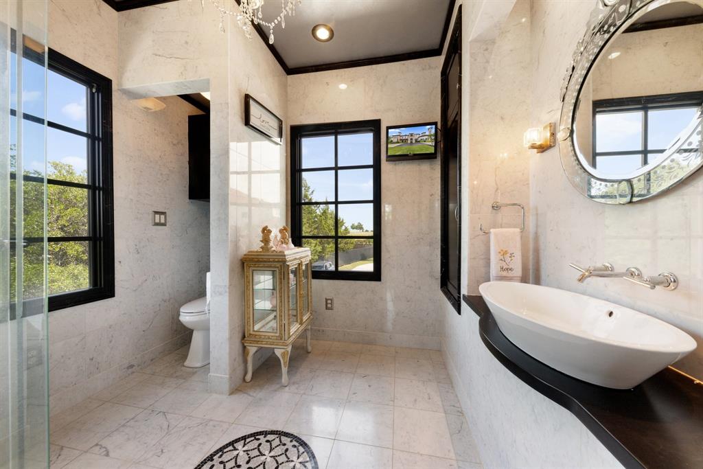 124 Private Road 2202 Decatur, TX 76234 - Photo 35 of 40 a spacious bathroom with a bathtub and a large mirror