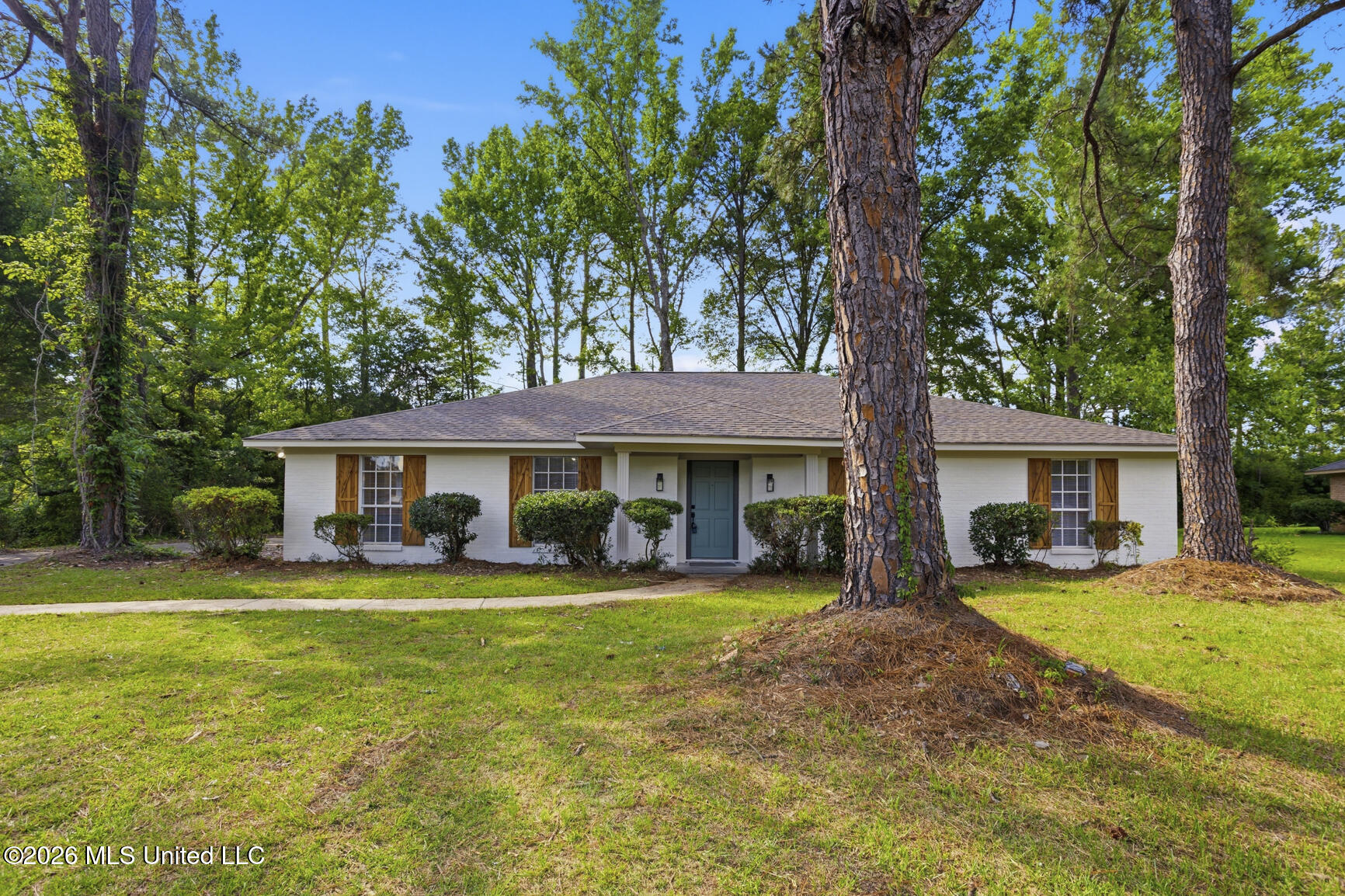 860 Rutherford Drive Jackson, MS 39206 - Photo 1 of 39 front center view of 860 Rutherford Dr