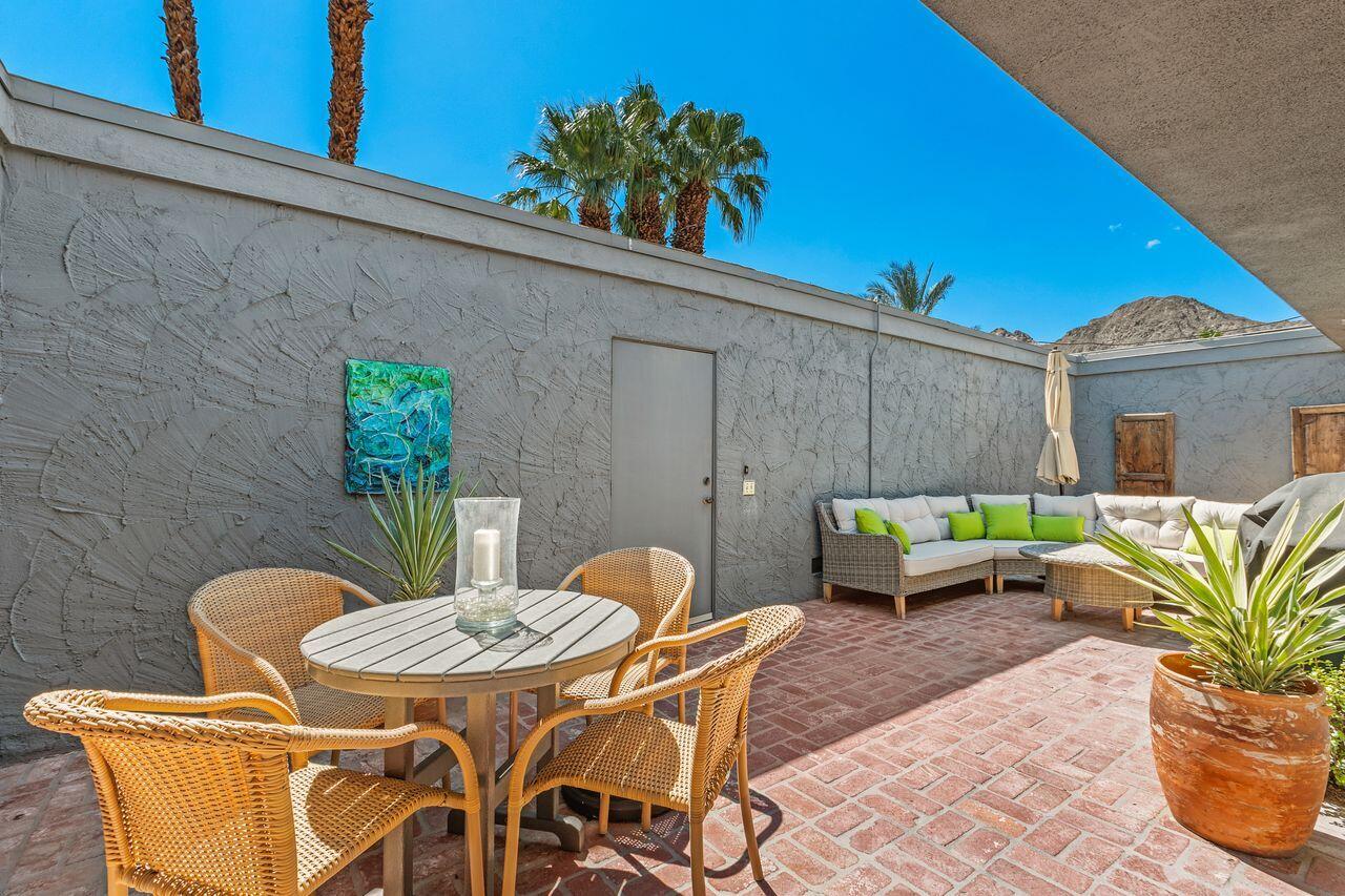 45475 Pueblo Road Indian Wells, CA 92210 - Photo 21 of 30 a backyard of a house with table and chairs