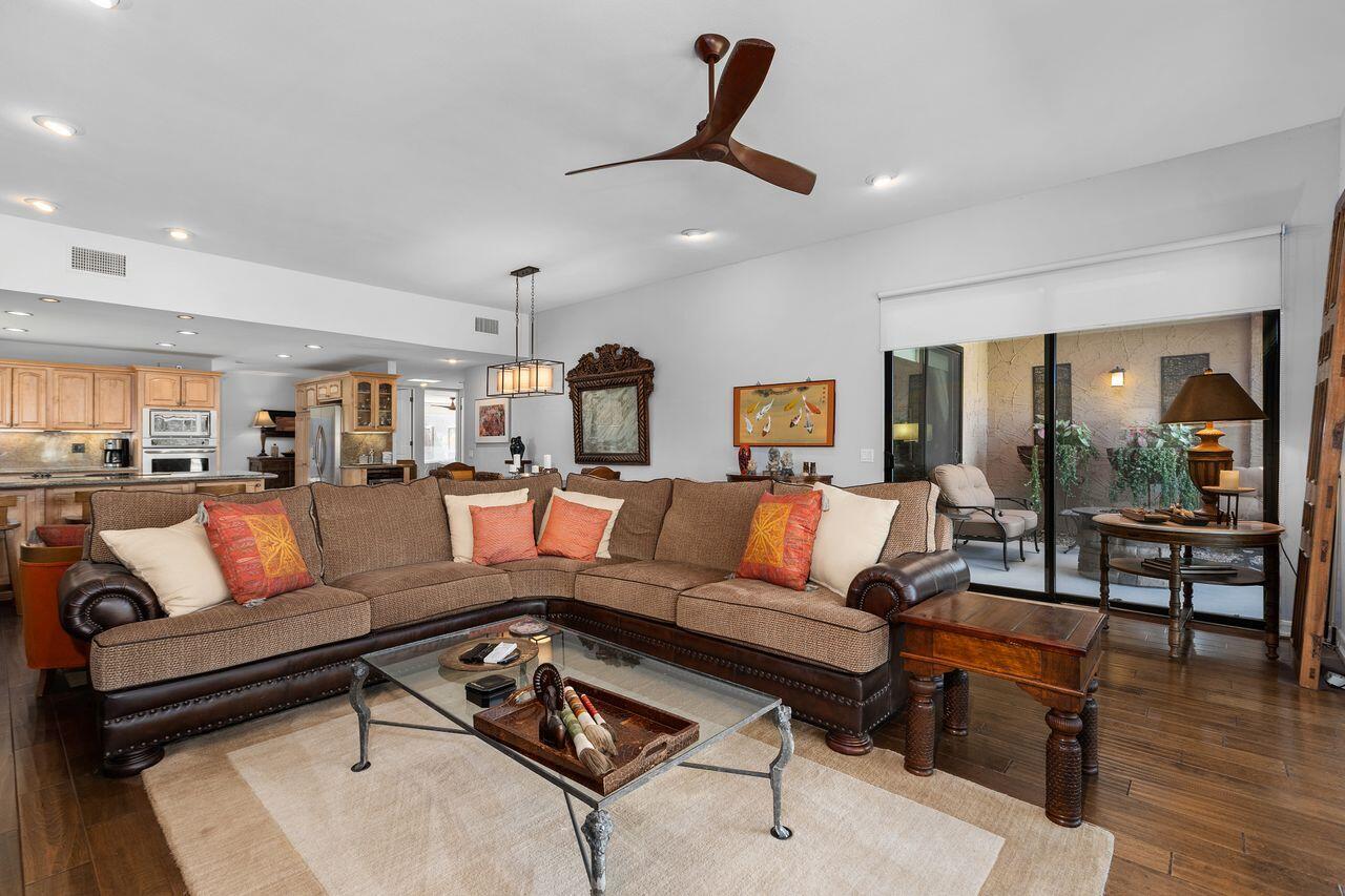 45475 Pueblo Road Indian Wells, CA 92210 - Photo 9 of 30 a living room with furniture