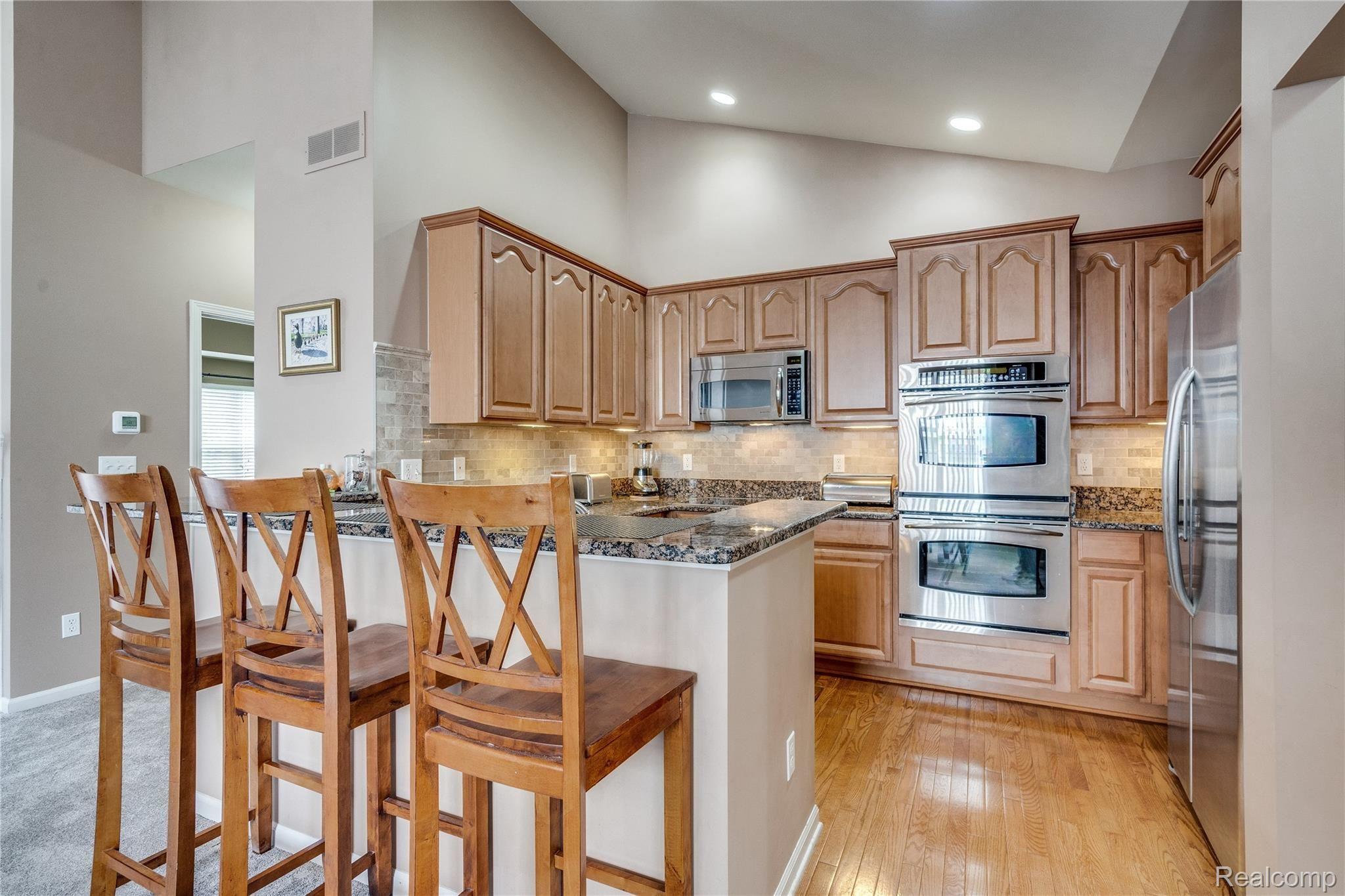 758 East Bluff Court Rochester, MI 48306 - Photo 9 of 28 Kitchen
