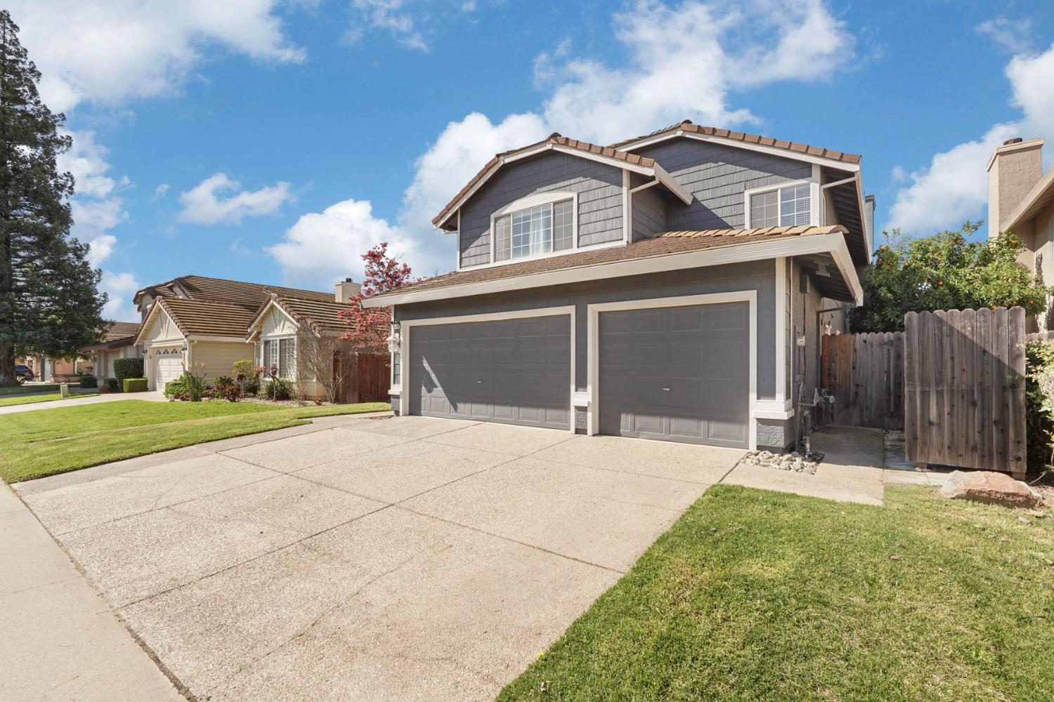 8866 Starfall Way Elk Grove, CA 95624 - Photo 2 of 43