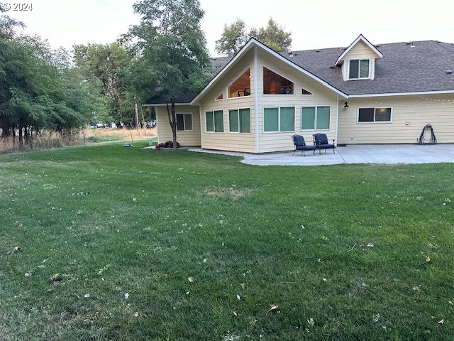 855 West Hensel Road Hermiston, OR 97838 - Photo 17 of 26 a front view of a house with a yard table and chairs