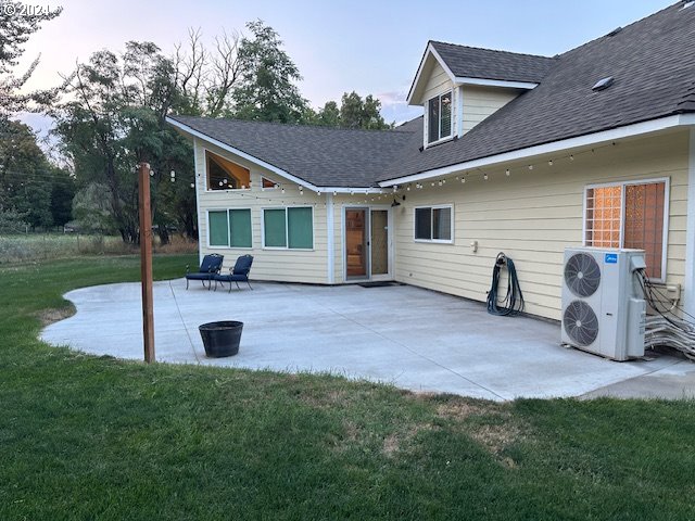 855 West Hensel Road Hermiston, OR 97838 - Photo 18 of 26 a view of a house with backyard and chairs