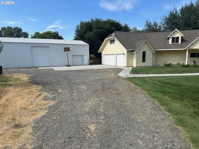 855 West Hensel Road Hermiston, OR 97838 - Photo 2 of 26 a view of a yard in front of a house