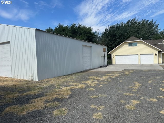 855 West Hensel Road Hermiston, OR 97838 - Photo 24 of 26 a view of a garage with a house