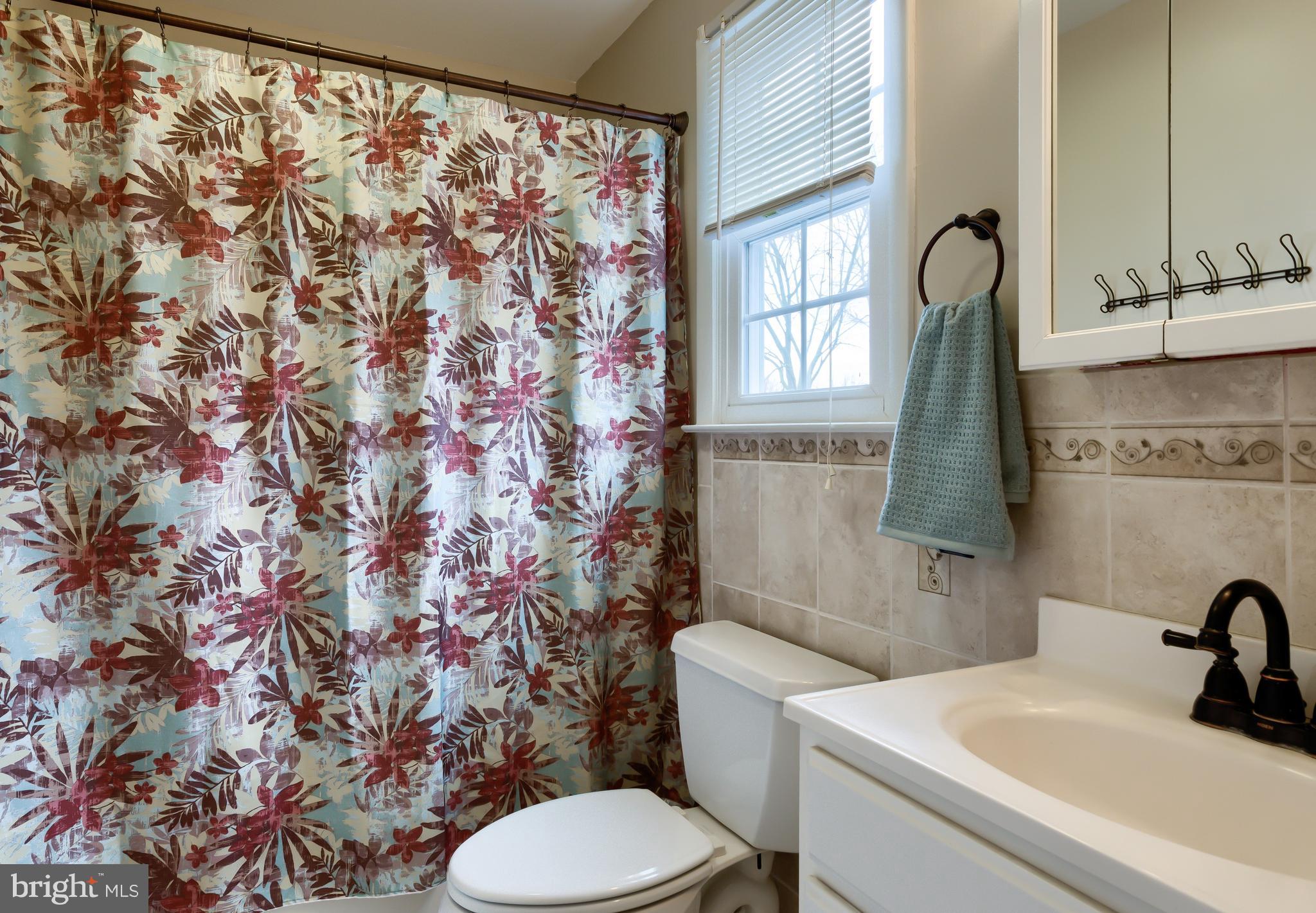 515 Defoe Road Hockessin, DE 19707 - Photo 26 of 40 Hallway bathroom