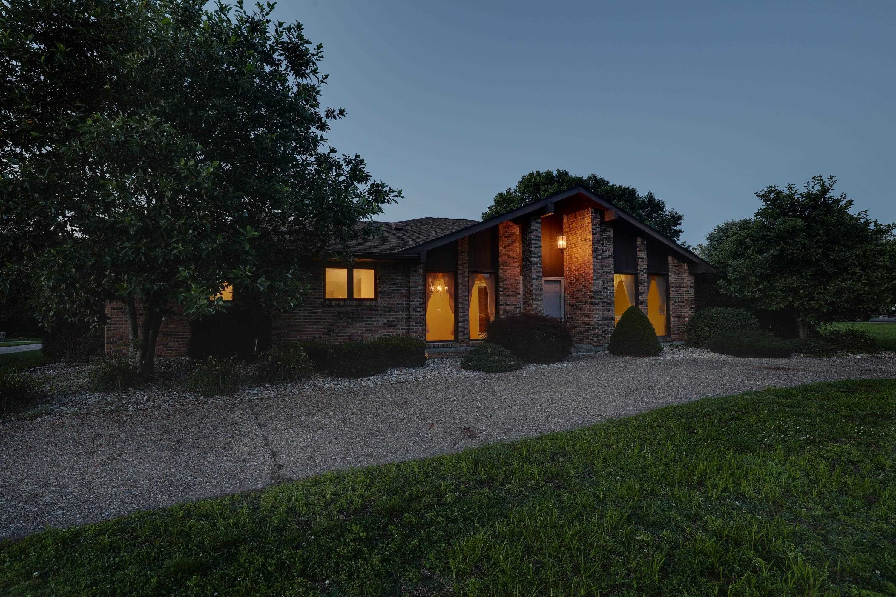 419 Spring Lake Drive Quincy, IL 62305 - Photo 3 of 39