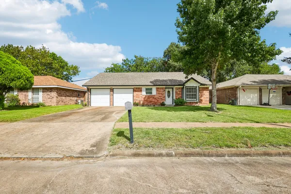 $1,850 | 4202 Townes Forest Road, Friendswood, TX 77546
