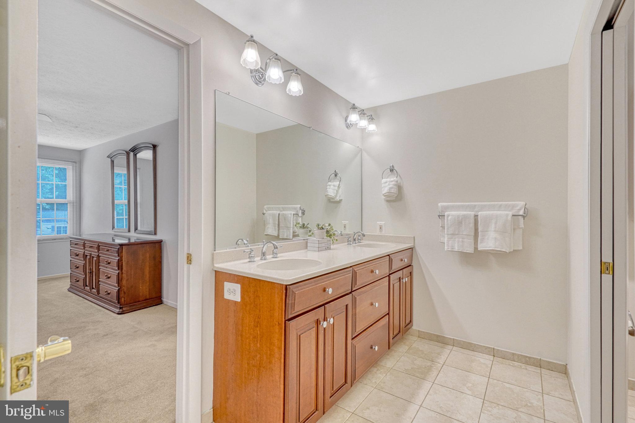 6013 Windward Drive Burke, VA 22015 - Photo 20 of 44 Primary En Suite